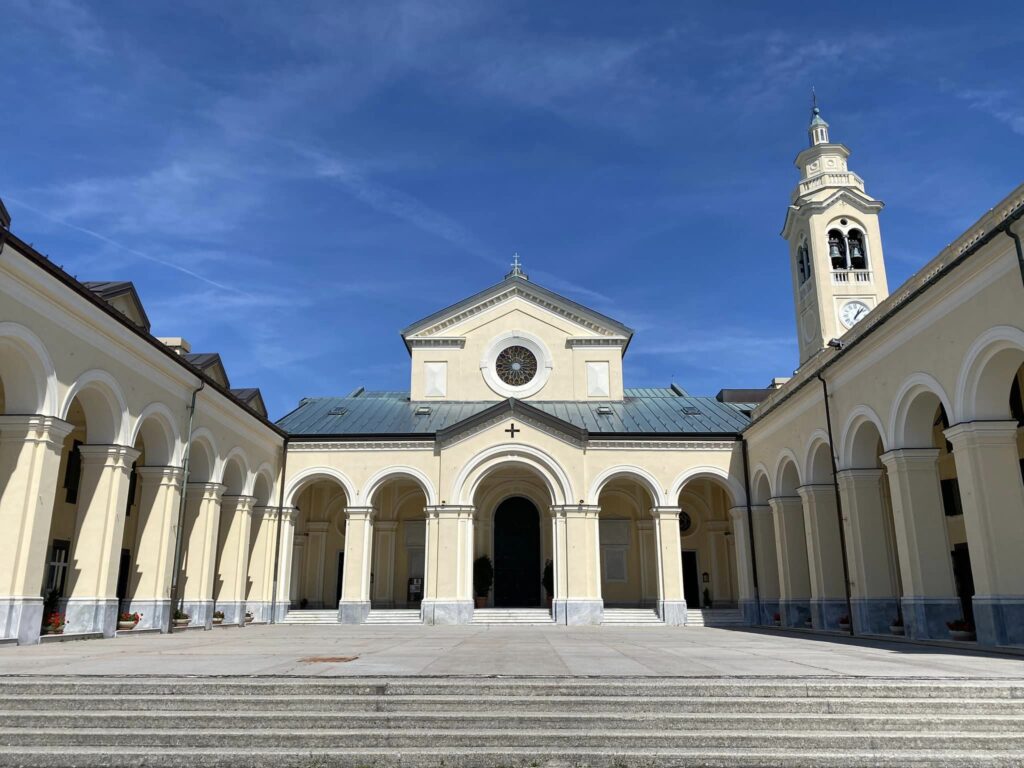 Potrebbe essere un'immagine raffigurante campanile