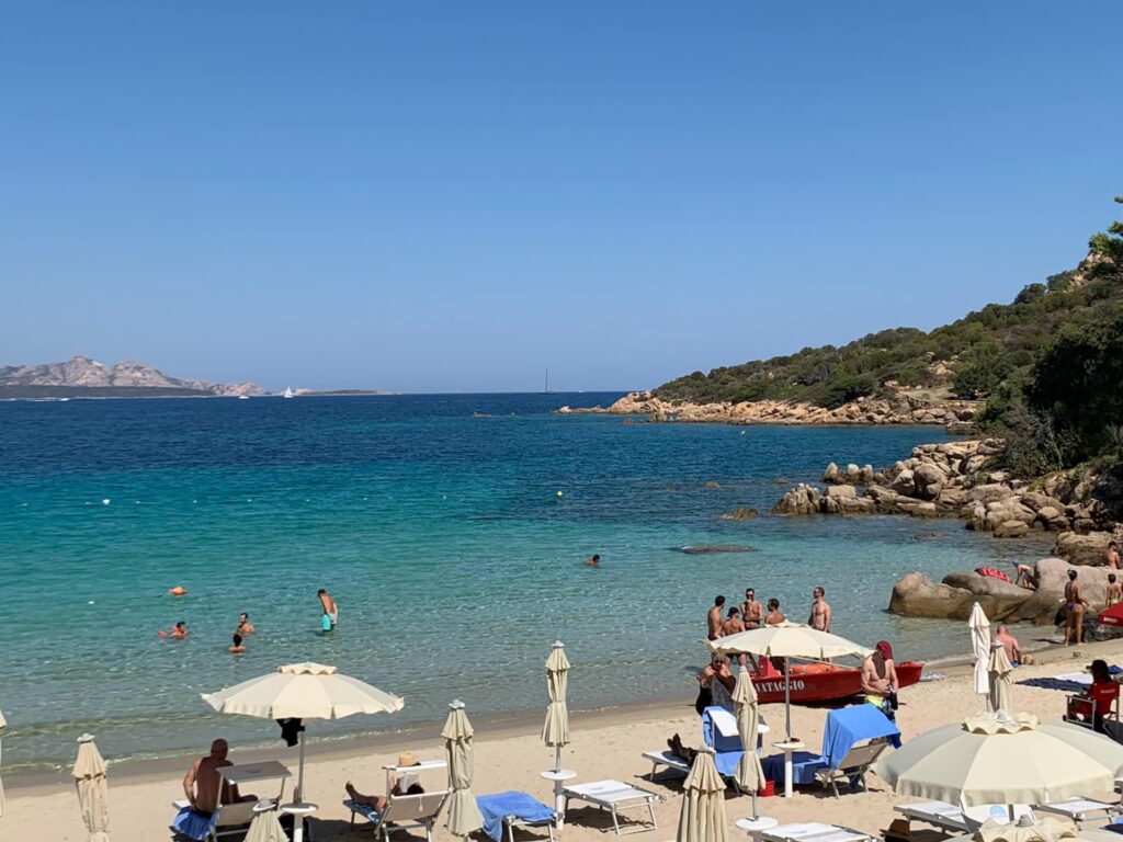 Potrebbe essere un'immagine raffigurante 9 persone e spiaggia