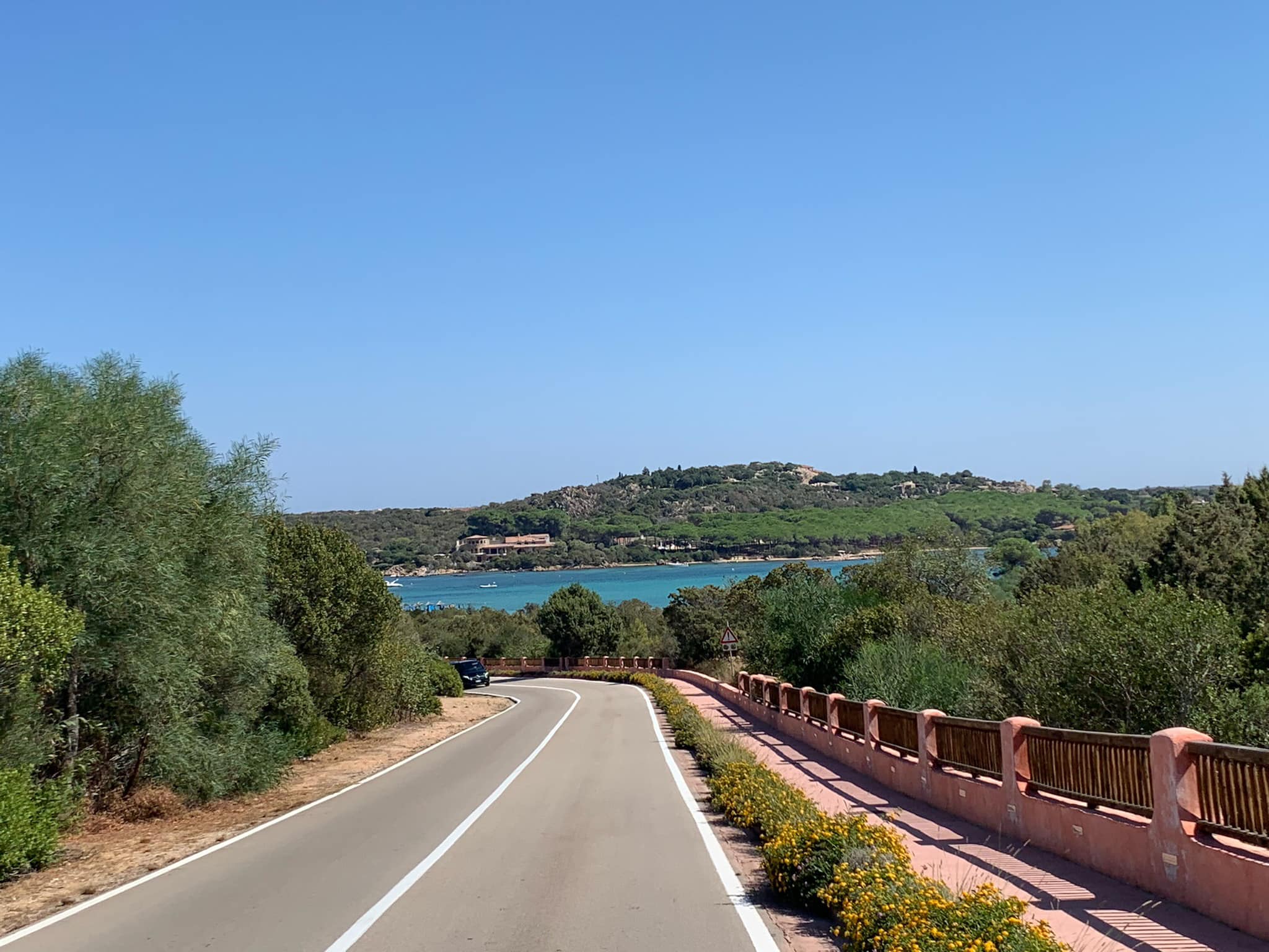 Potrebbe essere un'immagine raffigurante strada