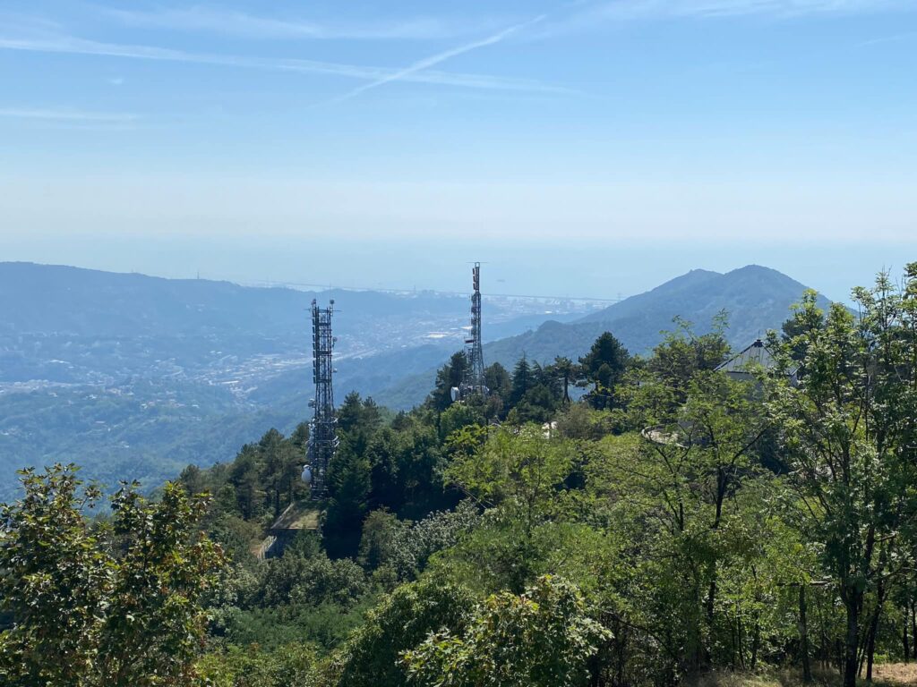 Potrebbe essere un'immagine raffigurante orizzonte, nebbia e montagna