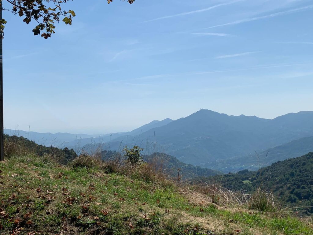 Potrebbe essere un'immagine raffigurante orizzonte, nebbia e montagna